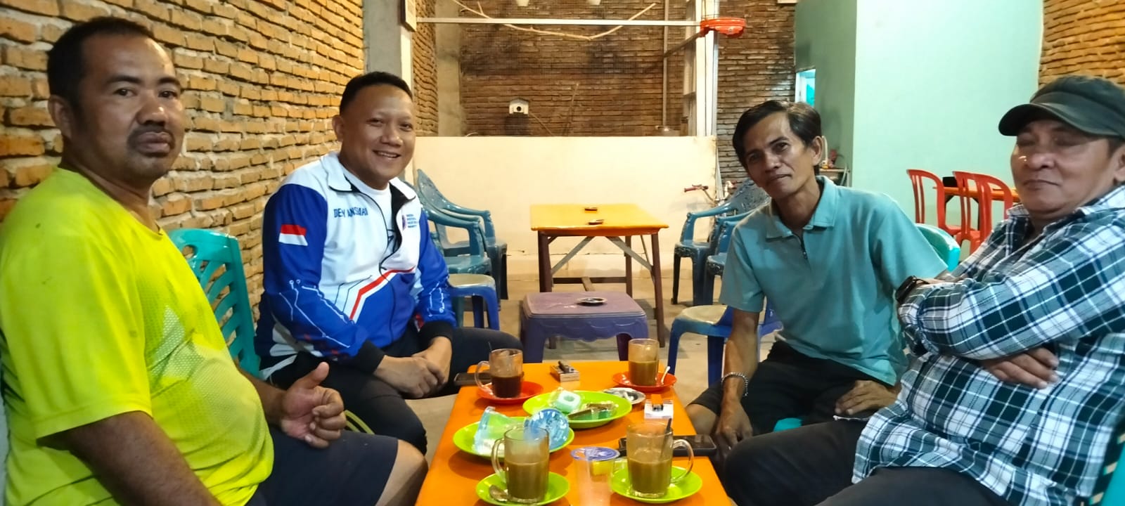 Malam Penuh Gagasan di Kedai Legendaris! Lurah Lembang dan Para Ketua RT/RW Matangkan Program Masa Depan Kelurahan
